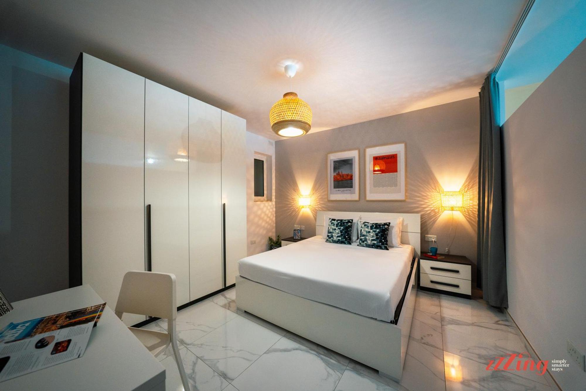 Apartment A Stylishly Chic With Sofa Bed - A12 *