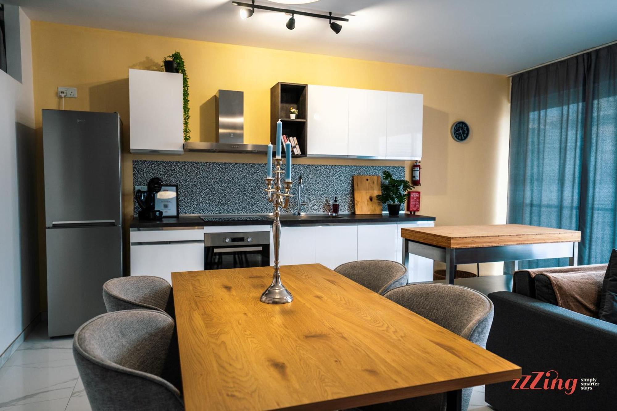 Apartment A Stylishly Chic With Sofa Bed - A12 *