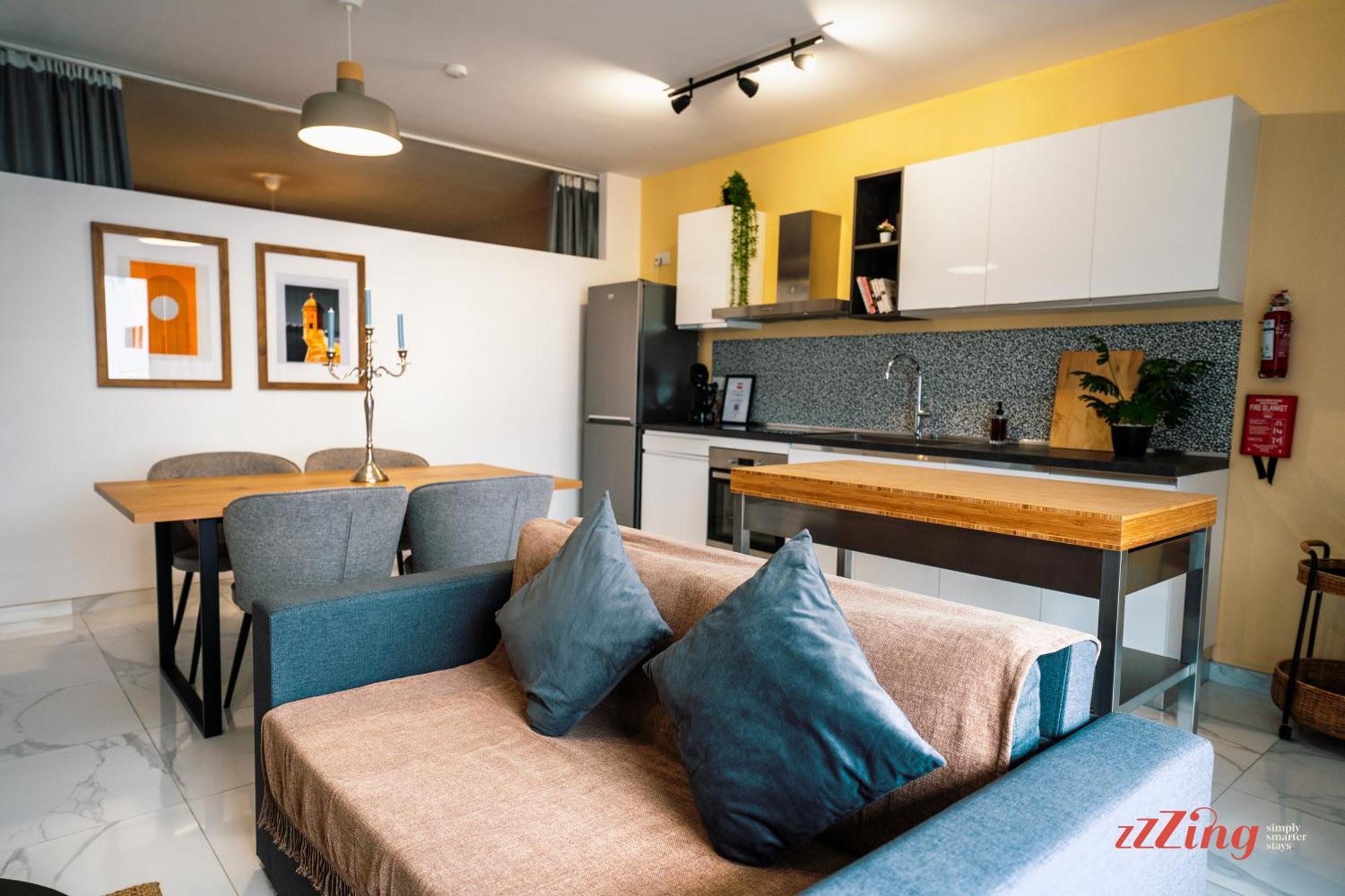Apartment A Stylishly Chic With Sofa Bed - A12 *